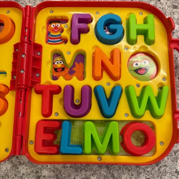 Playskool Sesame Street Elmo’s On the Go Letters Alphabet Travel Fun Case - Picture 2 of 9